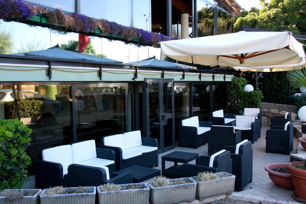 Hotel Beaurivage Fano Exteriör bild